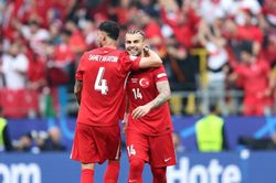 Sao Thổ Nhĩ Kỳ mặc nhầm áo đấu đồng đội trong trận đấu ở EURO 2024, gây ra sự hiểu nhầm hài hước