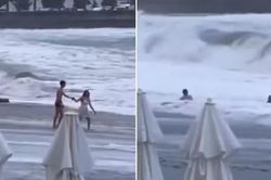 Đi dạo trên bãi biển cùng bạn trai, cô gái bị sóng cuốn trôi