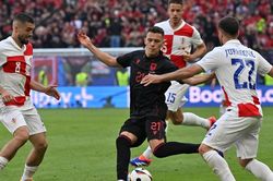 Nhật ký EURO bằng thơ (Albania 2 - 2 Croatia): Cần mẫn chí bền