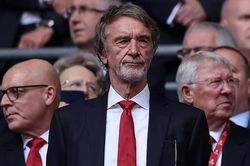 Sir Jim Ratcliffe chỉ trích UEFA vì MU bị ngăn cản ký hợp đồng với trung vệ của Nice