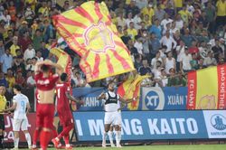 Rafaelson lại sắm vai người hùng, Nam Định tiến cực sát chức vô địch V-League mùa này