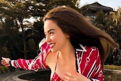 Hồ Ngọc Hà khoe xoạc chân sát sàn nhà ở tuổi 40, vô tình để lộ điều đáng lo