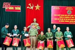 Hội Cựu TNXP tỉnh tặng quà cho hội viên có hoàn cảnh khó khăn