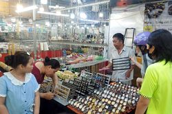 Tổ chức 'Phiên chợ thương mại tổng hợp huyện Phú Tân năm 2024'