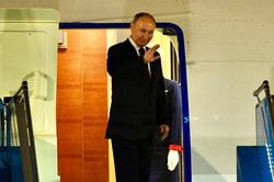 Tổng thống Nga Putin lên máy bay về nước