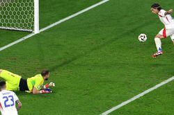 Đánh bại ĐKVĐ Ý bằng bàn phản lưới, Tây Ban Nha giành vé đi tiếp tại EURO 2024