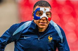 Mbappe bị UEFA cảnh báo vì dùng mặt nạ tại EURO 2024