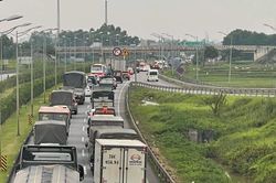 Ùn tắc giao thông 7 tiếng đồng hồ trên cao tốc Hà Nội Thái Nguyên