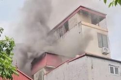 Cháy nhà ở Hà Nội lúc giữa trưa, cả xóm lao vào dập lửa