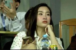 Đỗ Mỹ Linh lộ dấu hiệu tăng cân khi cùng chồng thiếu gia đến xem đá bóng