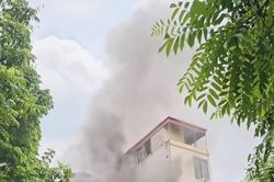 Hà Nội: Lại xảy ra cháy căn nhà 2 tầng ở Cầu Giấy, khói bốc mù mịt