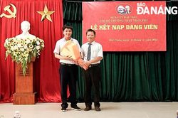Chi bộ Trường THPT Trần Phú lần đầu kết nạp đảng viên cho học sinh lớp 12