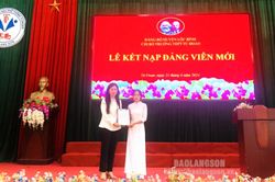 Lộc Bình: Học sinh đầu tiên của Trường THPT Tú Đoạn được kết nạp Đảng