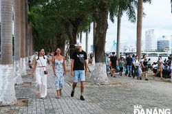 Đêm thứ 3 Lễ hội pháo hoa quốc tế Đà Nẵng 2024: Đông đảo người dân, du khách xem pháo hoa