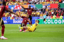 Lukaku lại bị VAR gieo sầu, Bỉ vẫn thắng cách biệt Romania, tạo ra thế 4 đội bằng điểm ở bảng E
