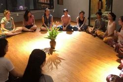 Cúi xuống thật gần…