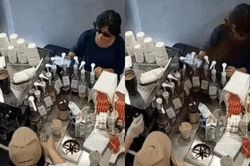 Nữ nhân viên hất bột cà phê vào mặt khách hàng, sự thật đằng sau khiến dân tình quay xe bênh vực