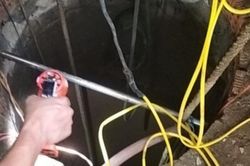 Người đàn ông gặp nạn dưới giếng sâu 30m và cuộc giải cứu đầy thử thách