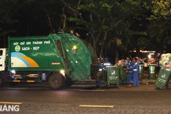 Thu gom gần 34 tấn rác trong đêm thi trình diễn pháo hoa thứ 3