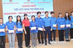 Trao quà tiếp sức mùa thi cho học sinh lớp 12 tại Trường THPT Dân tộc nội trú tỉnh