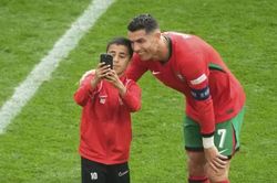 Khiến trận đấu EURO 2024 gián đoạn, cậu bé bất ngờ được khán giả reo hò cổ vũ