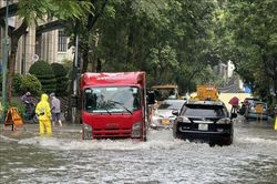 Hà Nội: Khẩn trương tiêu thoát nước các điểm ngập, úng sau trận mưa lớn
