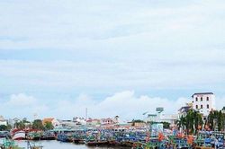 Bình Thuận: Tích cực tìm kiếm thuyền trưởng một tàu cá rơi xuống biển