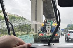 Hà Nội: Trời mưa tầm tã, xe bồn vẫn 'xả nước' tưới cây