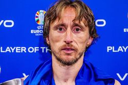 Người hâm mộ xót xa cho Modric, khóc mắt đỏ hoe vẫn phải lên nhận giải