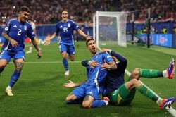 Người gieo sầu cho Croatia 29 tuổi mới lên tuyển Ý, số lần khoác áo thiên thanh 'chỉ đếm trên đầu ngón tay'