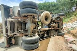 Xe tải mất lái, lật nghiêng trên đường