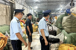 Thanh Hóa: Tiêu hủy hơn 16.000 sản phẩm quần áo không rõ nguồn gốc, xuất xứ
