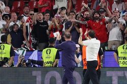 CĐV Anh la ó, ném cốc bia vào HLV Southgate