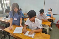 Nam sinh TPHCM bị bỏng độ 2 phải nhờ người viết bài hộ
