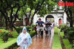 Sĩ tử 'đội mưa' đến Văn Miếu, đền Ngọc Sơn 'cầu may'