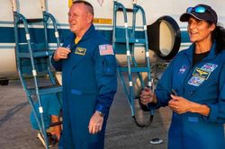 NASA chạy đua giải cứu 2 phi hành gia bị mắc kẹt