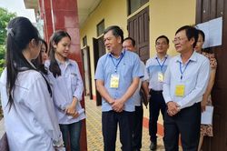 Nam Định: Lãnh đạo UBND tỉnh gặp mặt, động viên thí sinh trước giờ thi