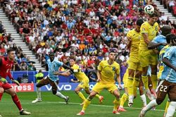 Nhật ký EURO bằng thơ (Bỉ 0 - 0 Ukraina, Slovakia 1 - 1 Romania): Trái bóng không thiên vị bao giờ