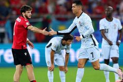 Kvaratskhelia: Từ cậu bé của học viện bóng đá được Ronaldo khánh thành tới ngôi sao che mờ tượng đài CR7