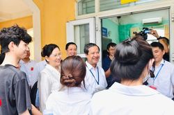 Bộ trưởng Nguyễn Kim Sơn tới điểm thi, chúc thí sinh làm tốt bài thi