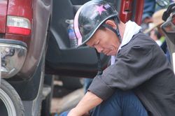Người đàn ông nén nỗi buồn mất vợ đưa con đến trường thi tốt nghiệp