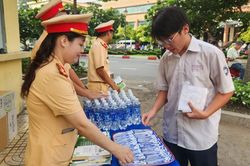 An tâm ngày thi với những bóng áo vàng