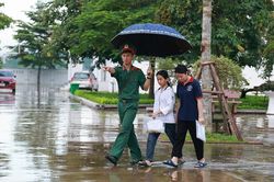 Công an, bộ đội Vĩnh Phúc đồng hành cùng sĩ tử tại các điểm thi