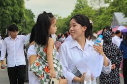 Muôn vàn cảm xúc của phụ huynh và sĩ tử trong ngày thi đầu tiên