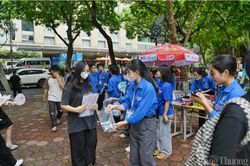 Hà Nội 'phủ xanh' màu áo tình nguyện sẵn sàng tiếp sức mùa thi THPT 2024