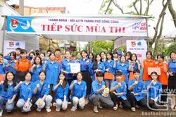 Thăm, tặng quà đội hình tiếp sức mùa thi