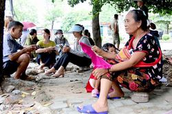 Bà nội ở bản vượt hơn 200km xuống phố động viên cháu thi tốt nghiệp