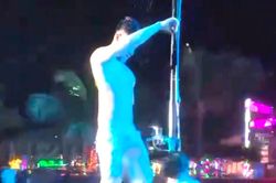 Cô gái 'sờ mó' nam dancer, quán bar bị xử phạt 50 triệu đồng