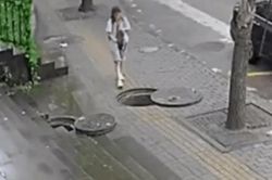 Clip: Không nhìn đường, bé gái rơi xuống hố ga đang mở nắp