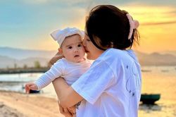 Thúy Ngân hôn má con gái, khao khát được làm mẹ